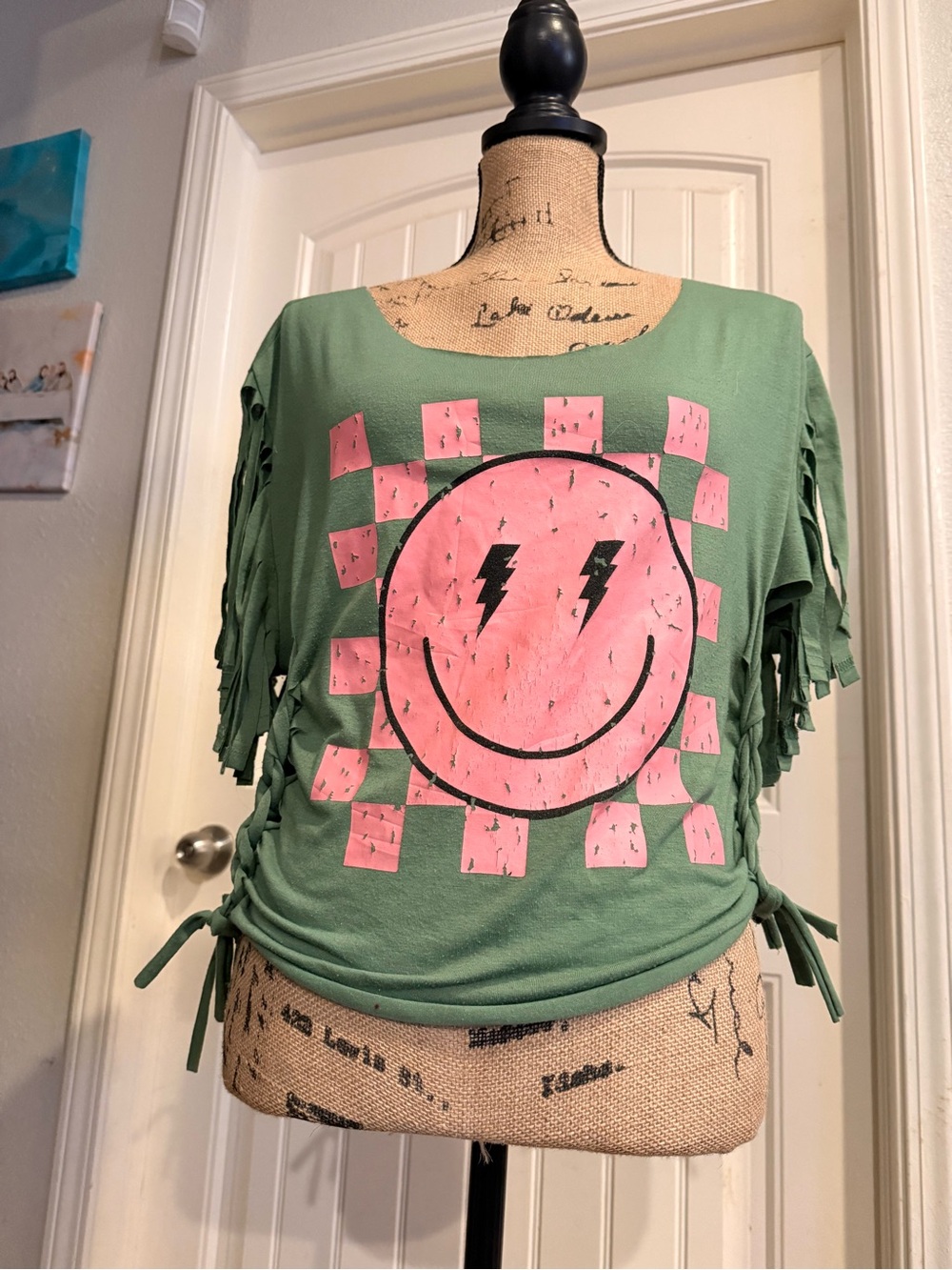 Reworked Smiley Face Fringe Tee – Medium